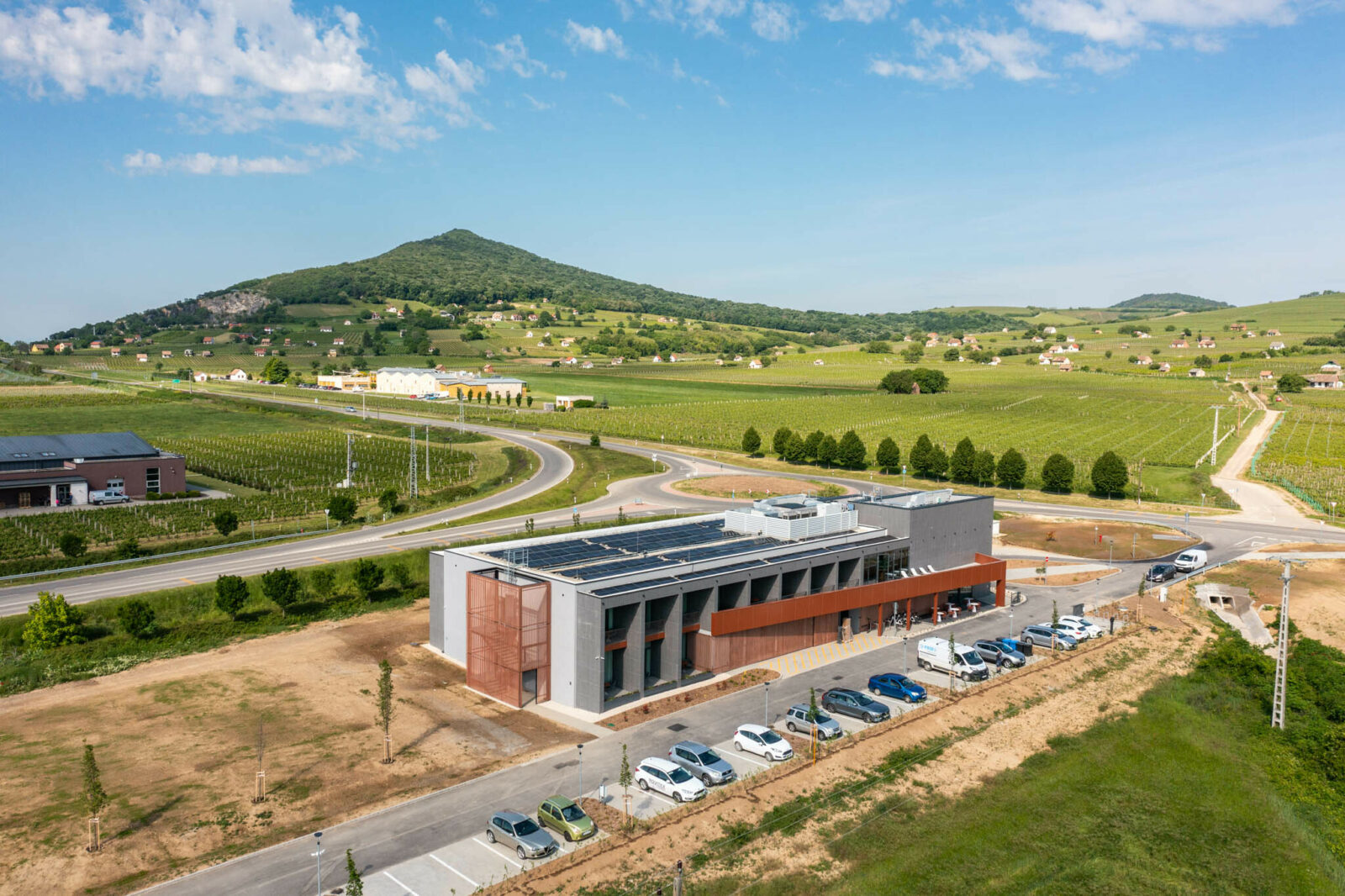 Tájra fordított figyelem – elkészült Villány legújabb szállodája